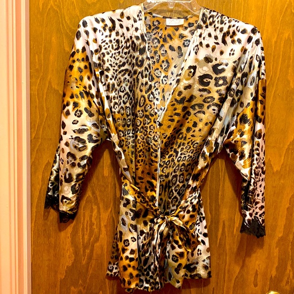 NWOT Short Robe in Animal Print W/Inside & Outer Tie & Black Lace Edged Sleeve - Picture 1 of 4